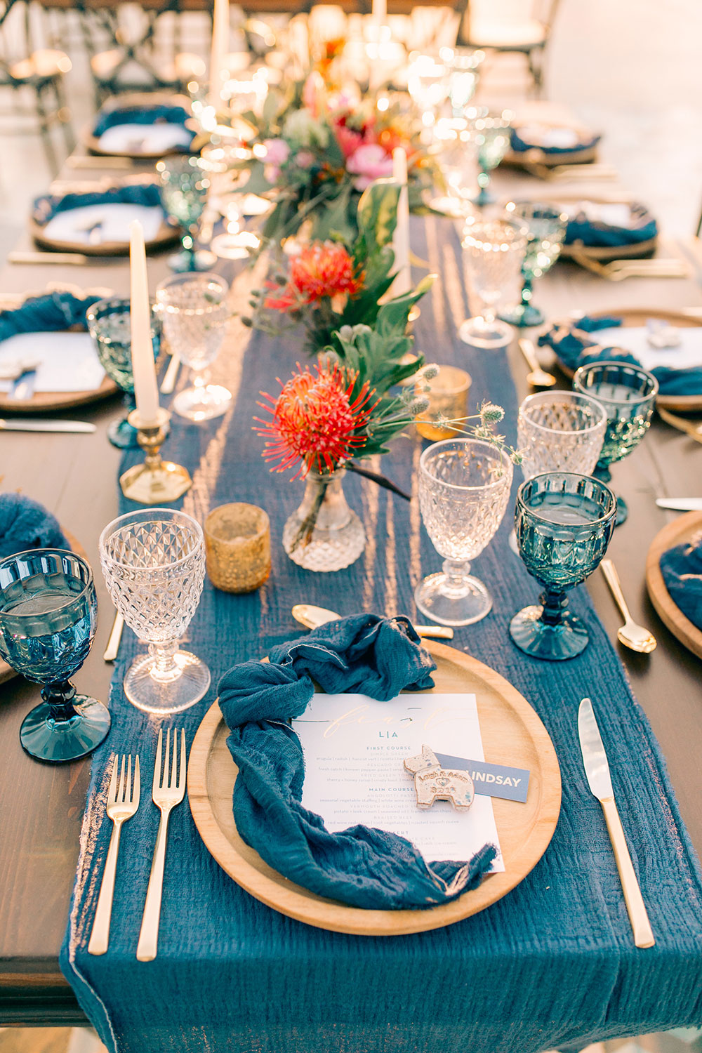 mesa posta para casamento azul