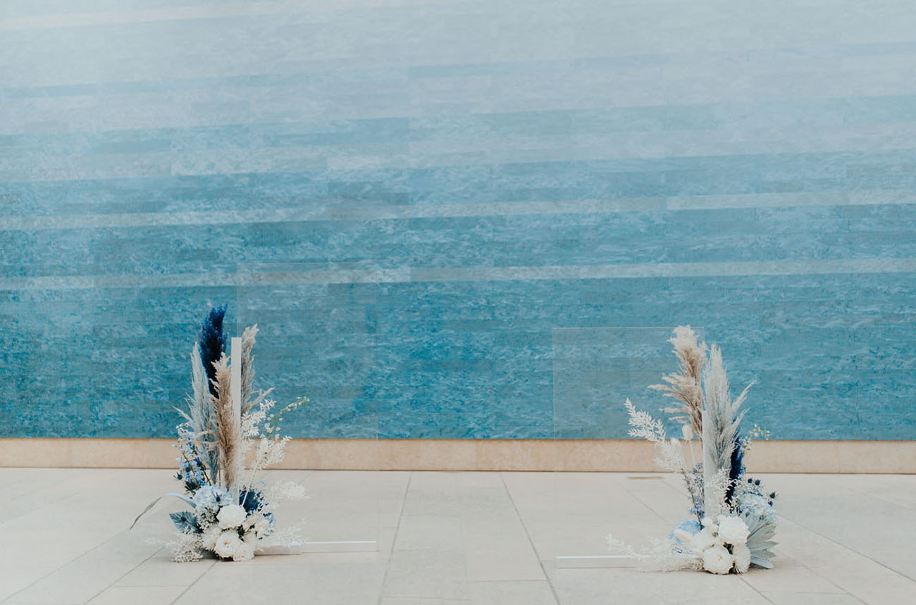 arranjos minimalista para casamento azul