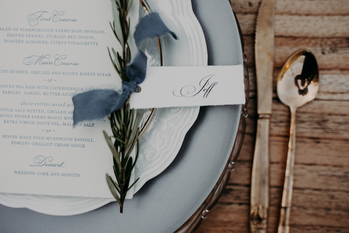 detalhes especiais na mesa posta no casamento azul