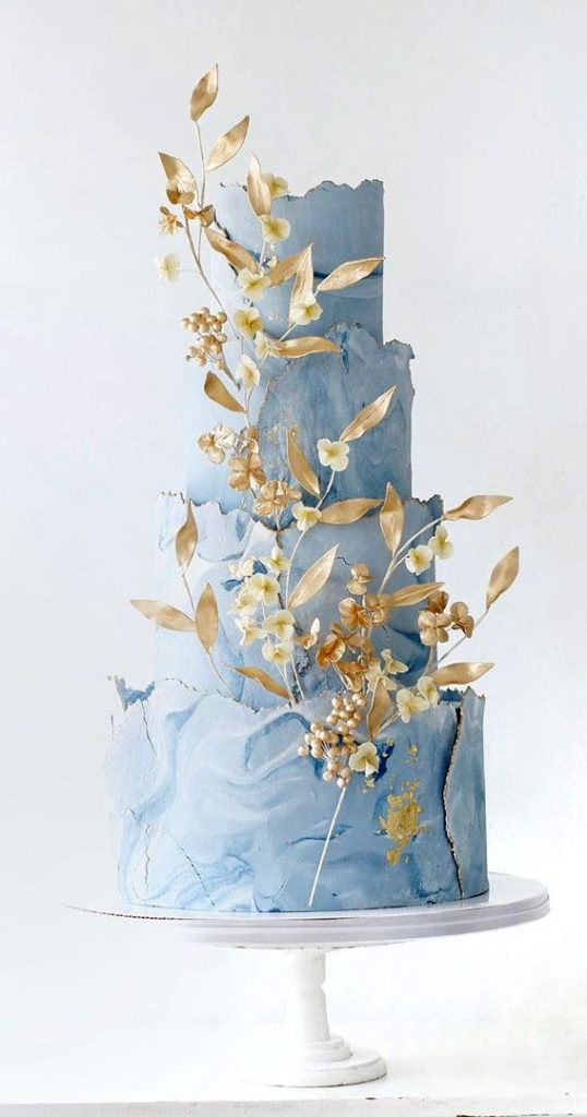 bolo de casamento azul e flores douradas