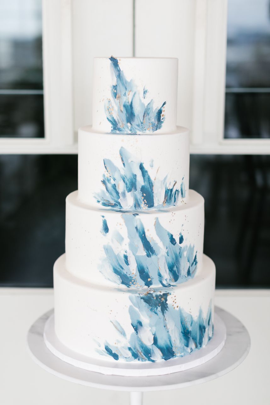 bolo de casamento com detalhes azuis