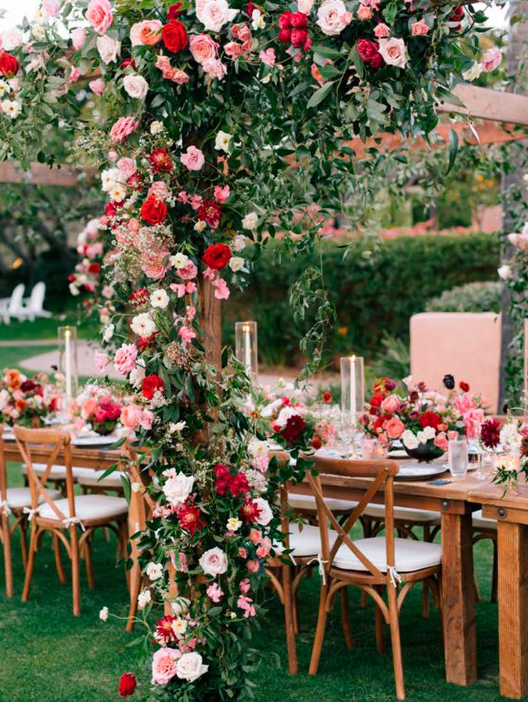 mesas com flores para casamento no jardim