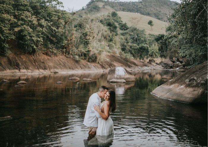 Casal abraçado no rio
