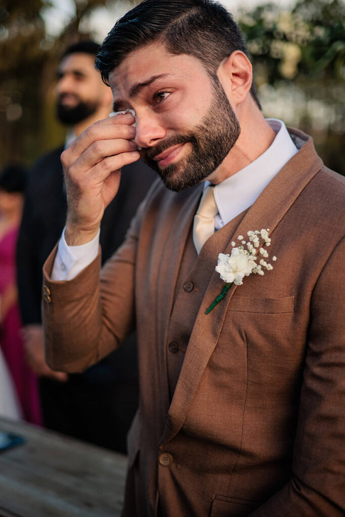 noivo chorando em cerimônia de casamento