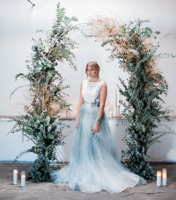 vestido de noiva com saia azul