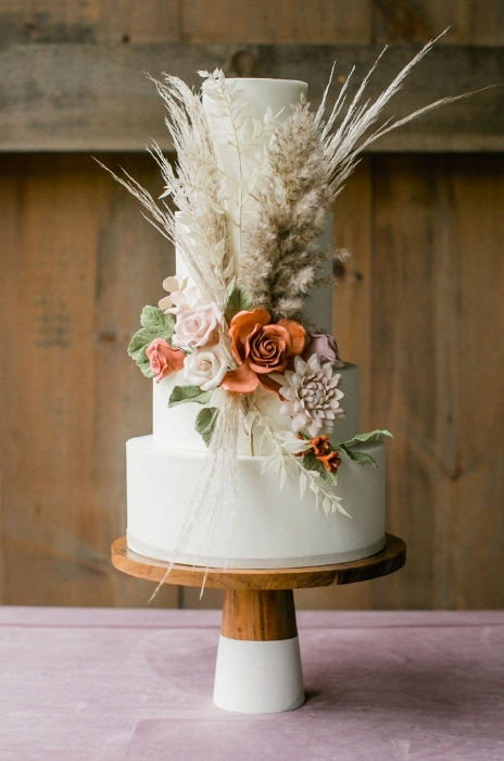 bolo de casamento com flores terracota