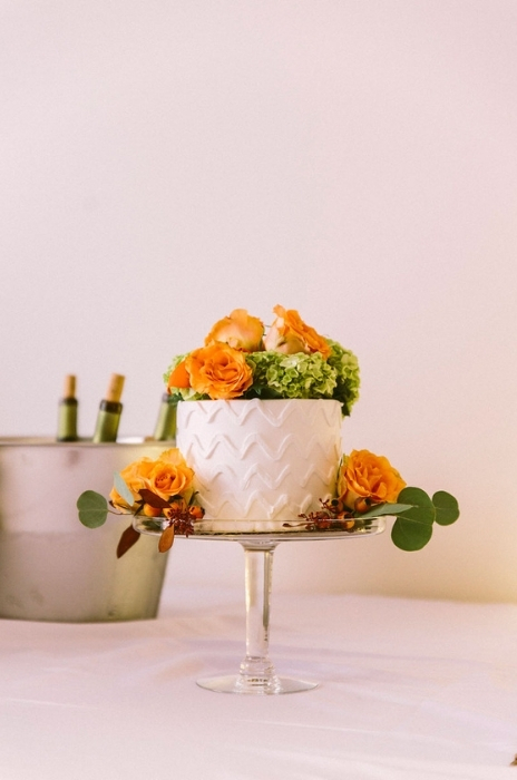 bolo com topo de flores em casamento vintage