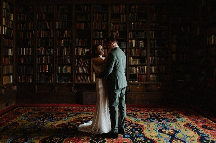 noivos se abraçando em livraria em casamento vintage