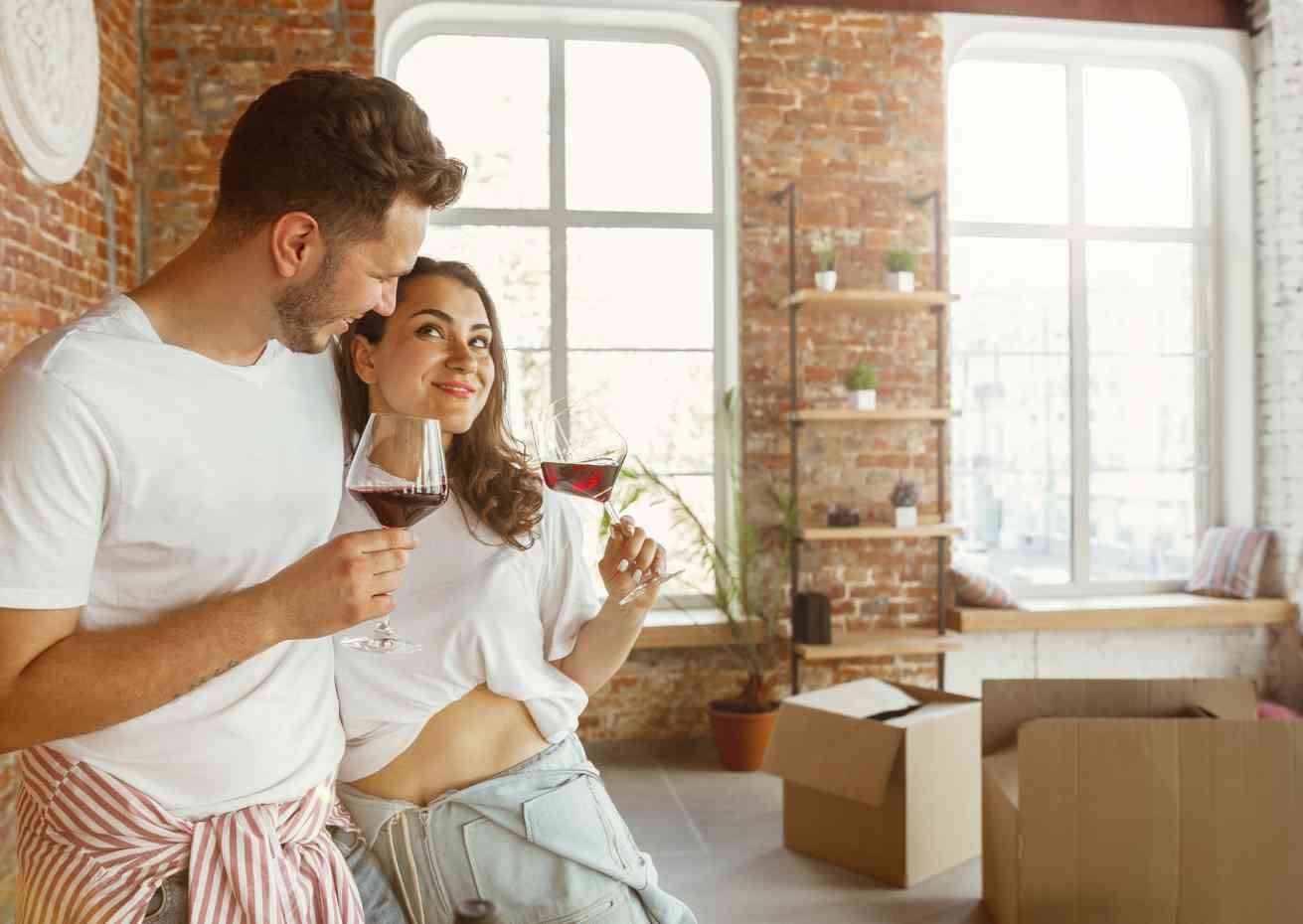 casal celebrando a casa nova