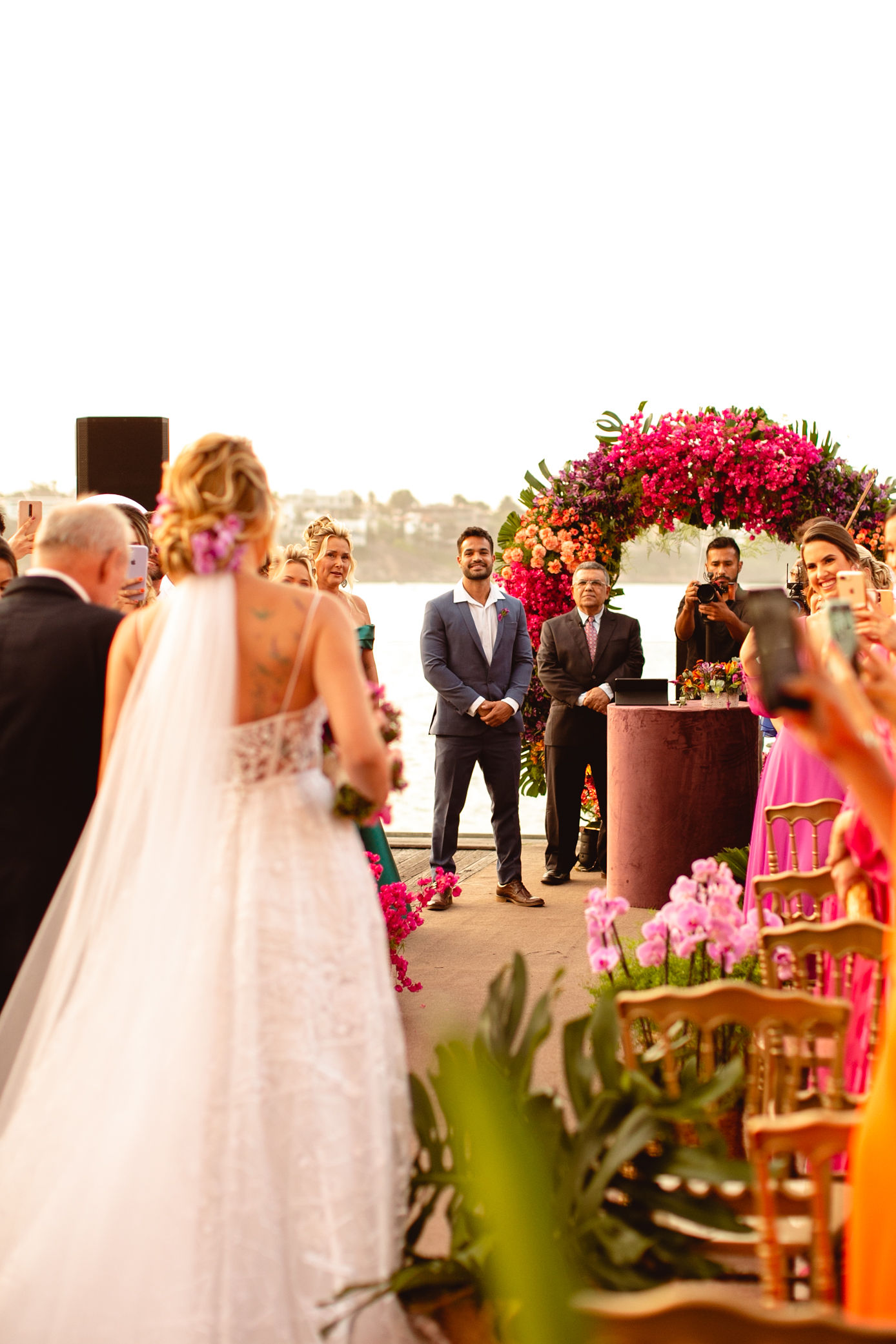 Casamento colorido com vista para o mar num final de tarde encantador no Espírito Santo &#8211; Thiellen &#038; Henrique