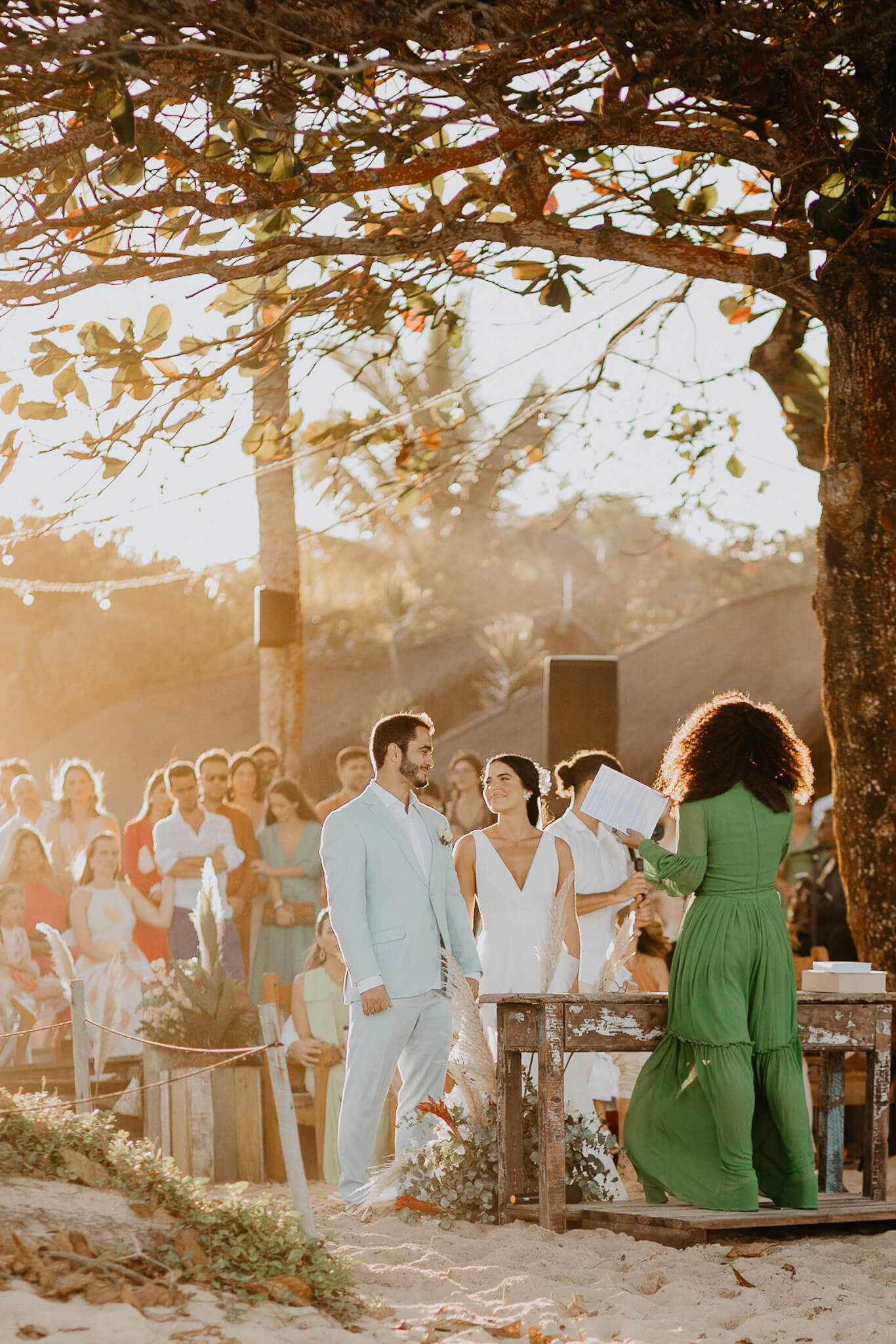 Casamento na praia leve, descontraído numa tarde iluminada na Bahia