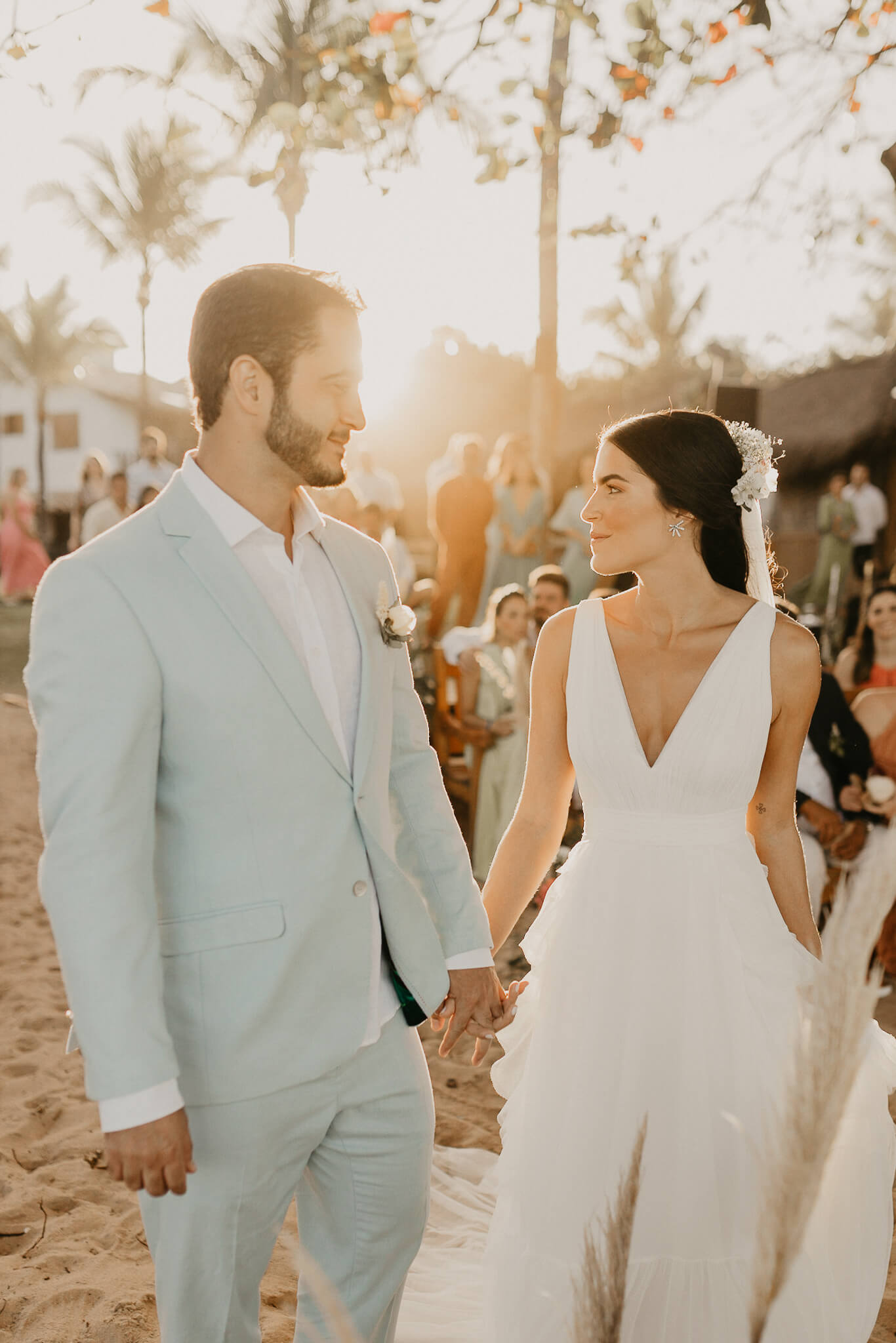 Casamento na praia leve, descontraído numa tarde iluminada na Bahia