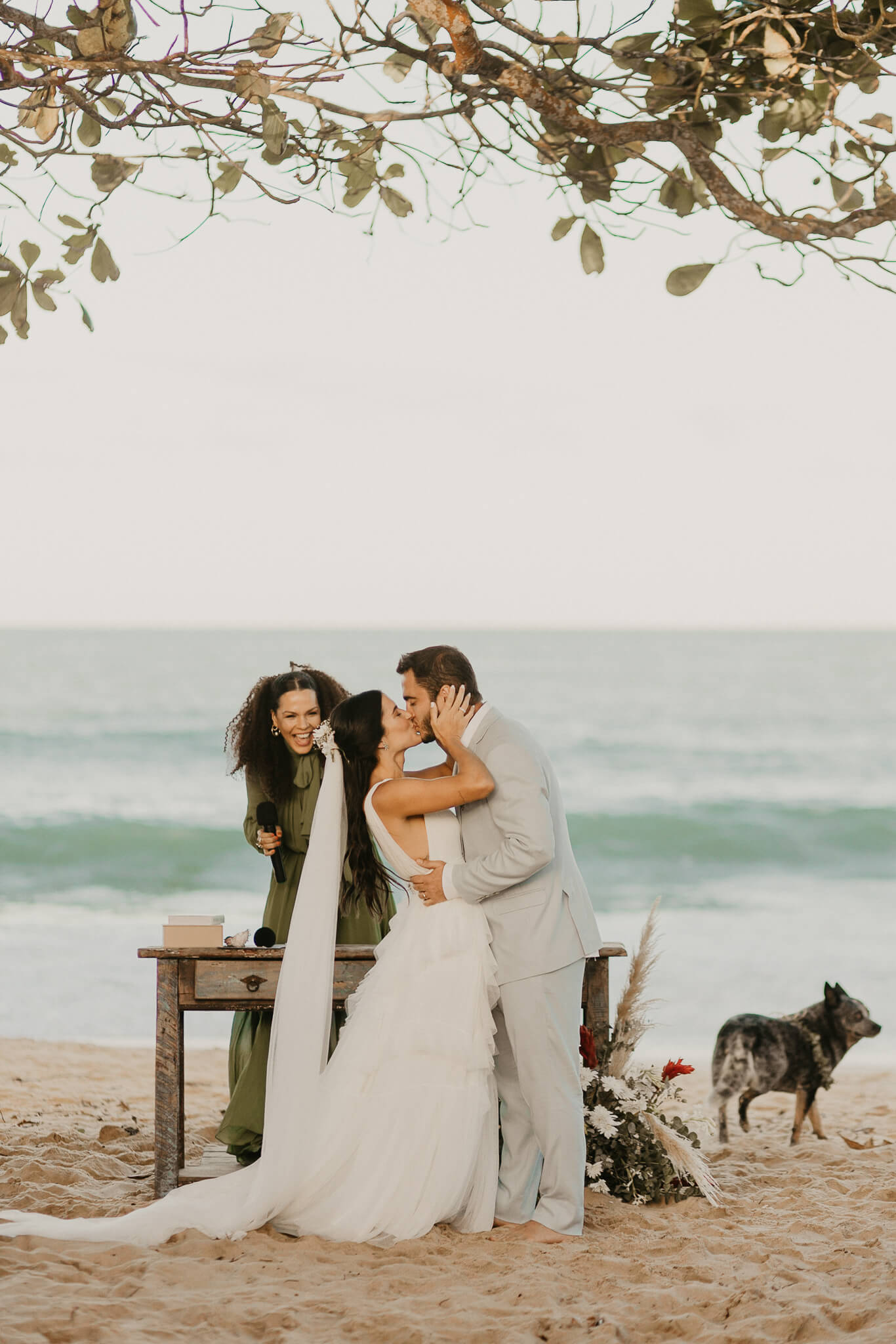 Casamento na praia leve, descontraído numa tarde iluminada na Bahia