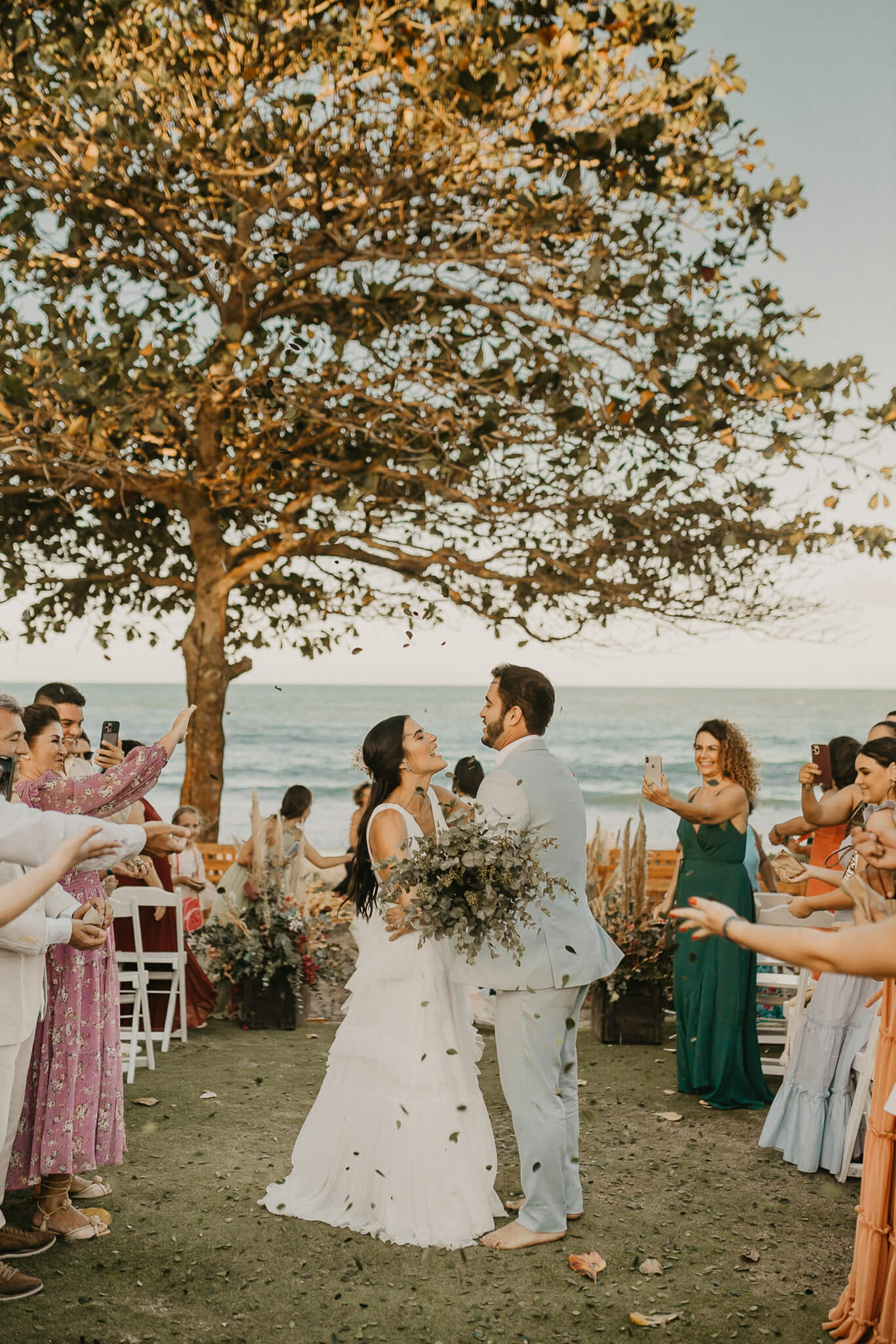 Casamento na praia leve, descontraído numa tarde iluminada na Bahia