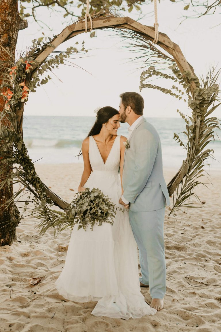 Casamento na praia leve, descontraído numa tarde iluminada na Bahia – Juliana & Breno