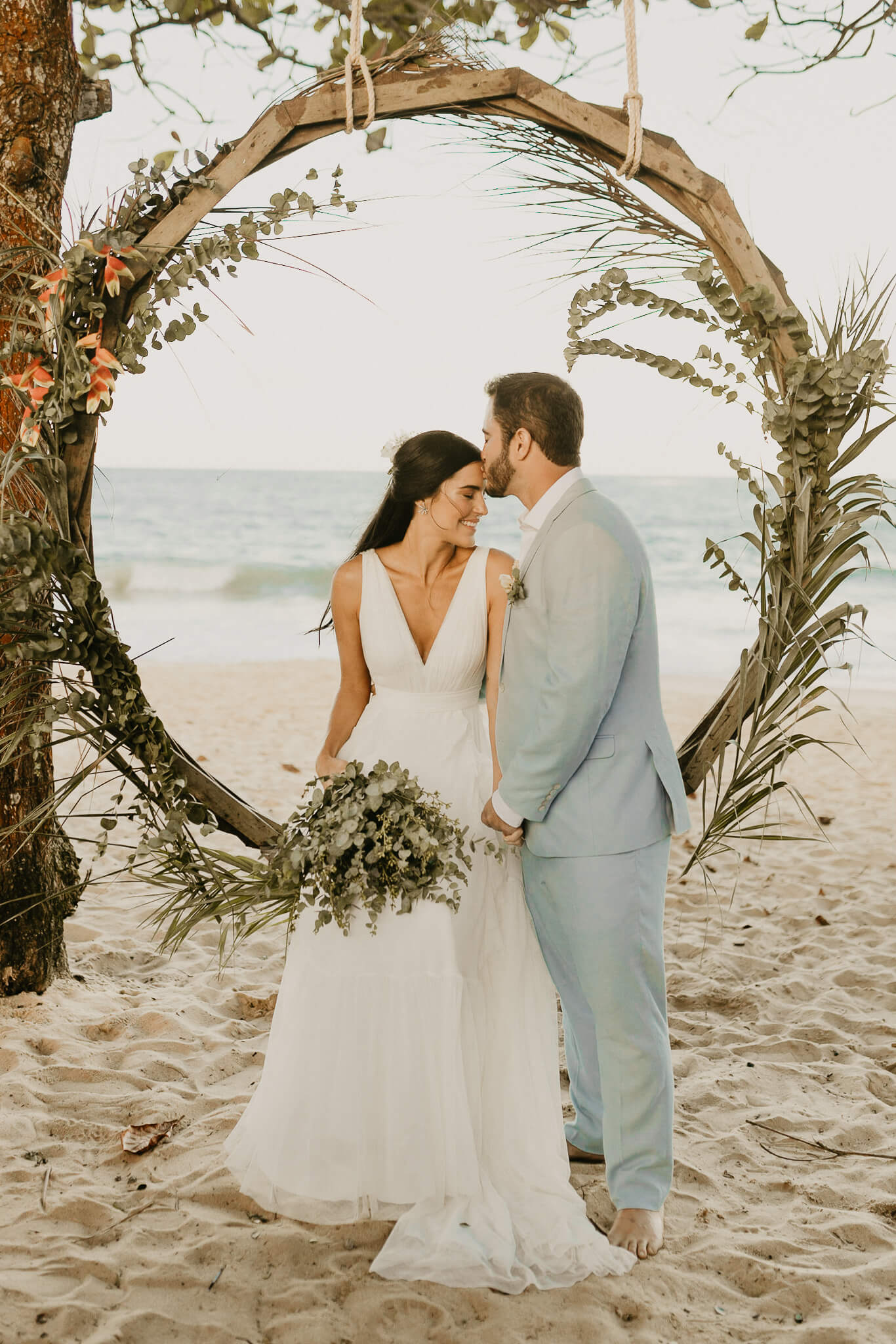 Casamento na praia leve, descontraído numa tarde iluminada na Bahia