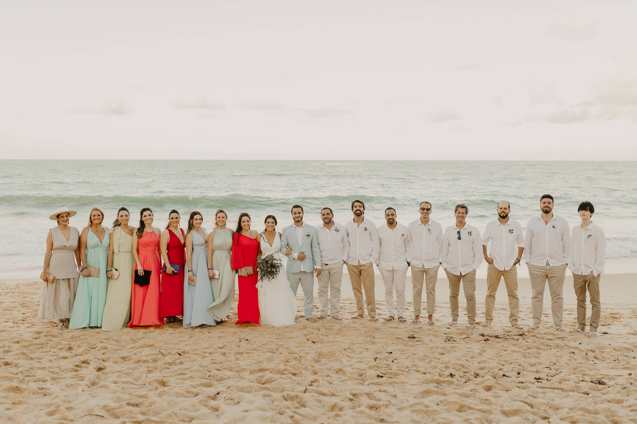 Casamento na praia leve, descontraído numa tarde iluminada na Bahia