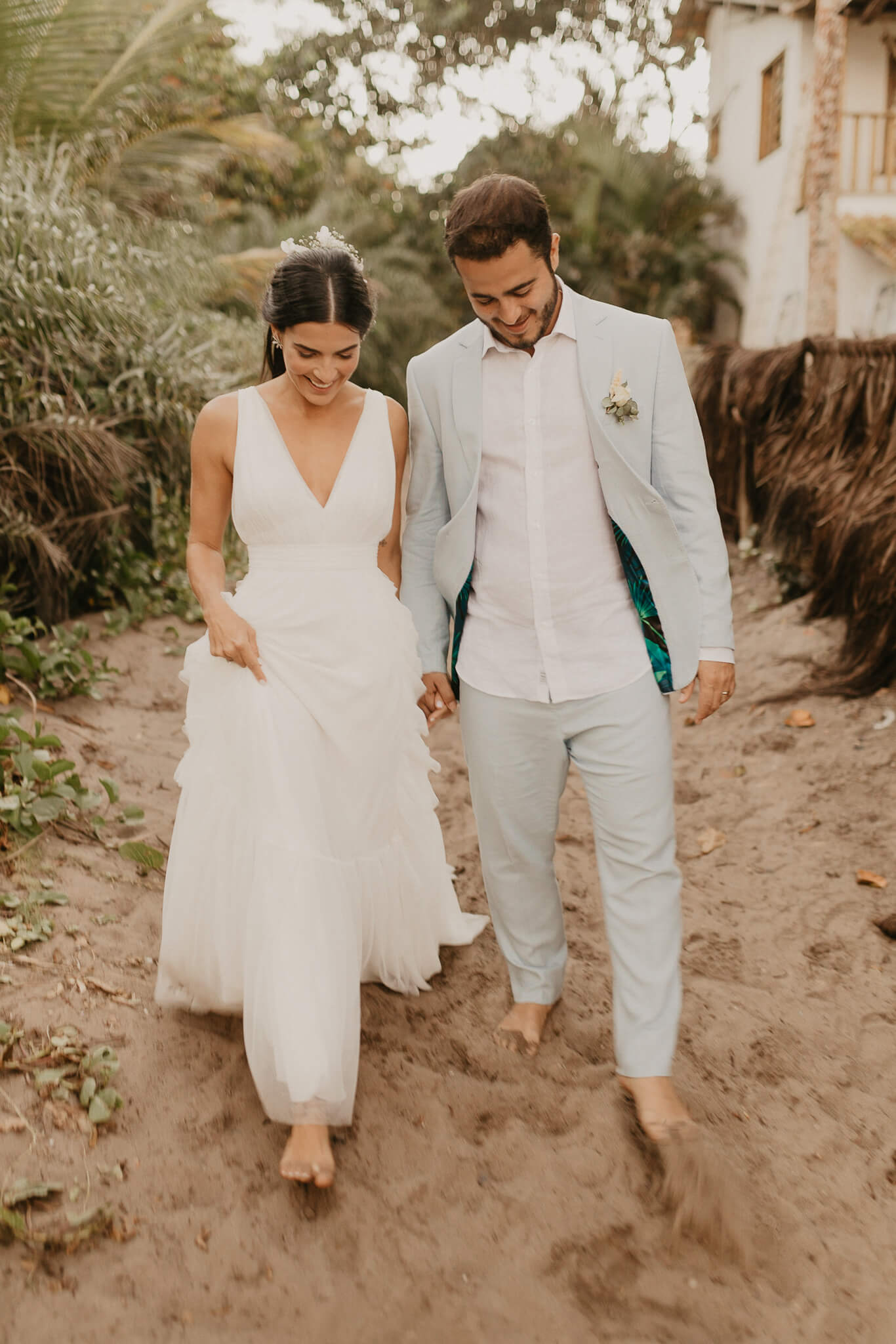 Casamento na praia leve, descontraído numa tarde iluminada na Bahia