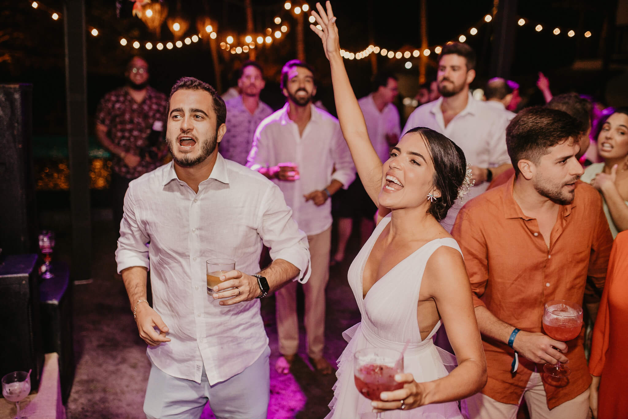 Casamento na praia leve, descontraído numa tarde iluminada na Bahia