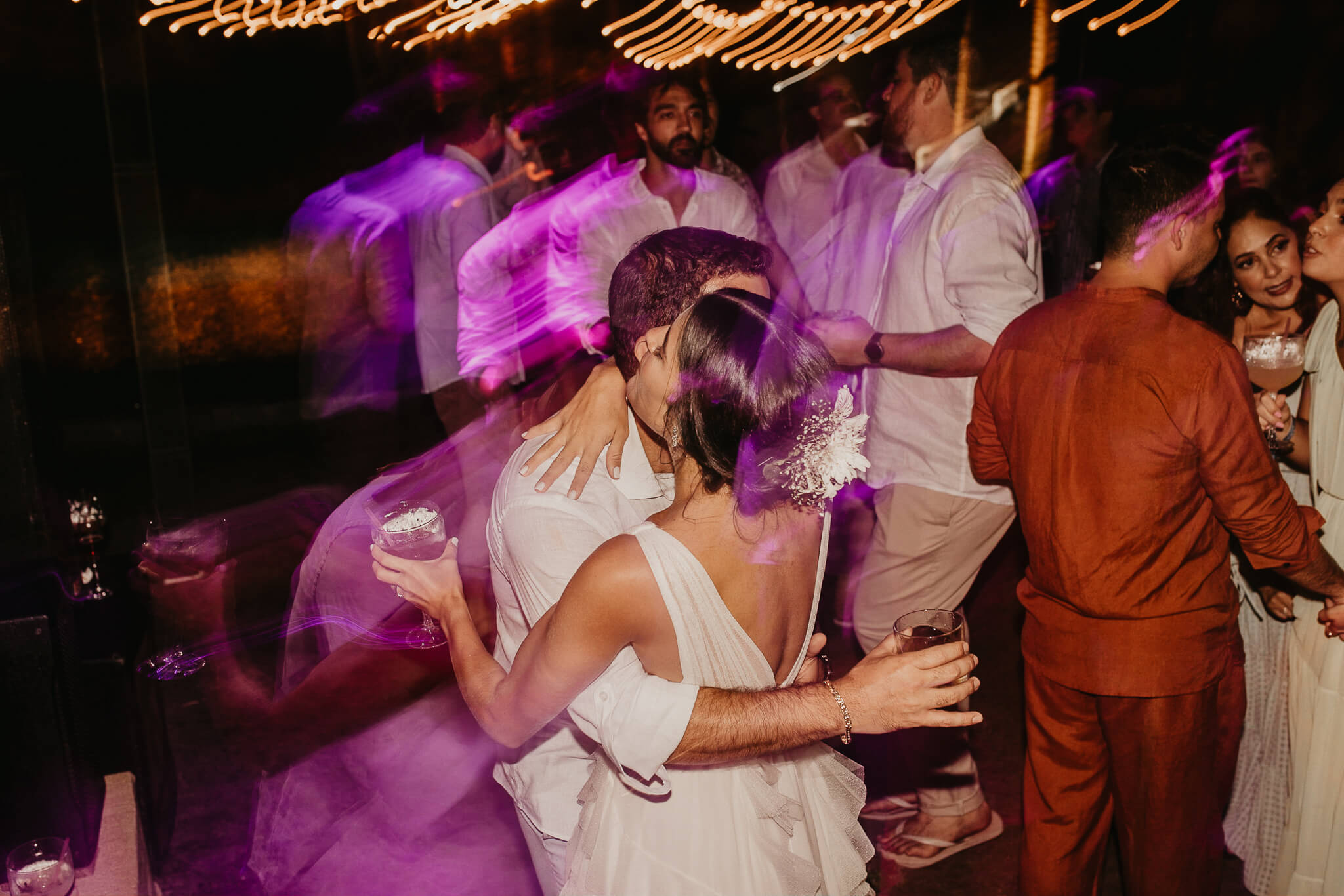 Casamento na praia leve, descontraído numa tarde iluminada na Bahia