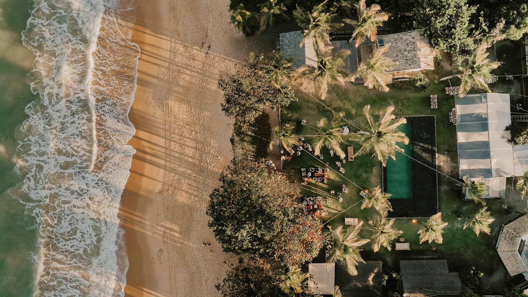 Casamento na praia leve, descontraído numa tarde iluminada na Bahia