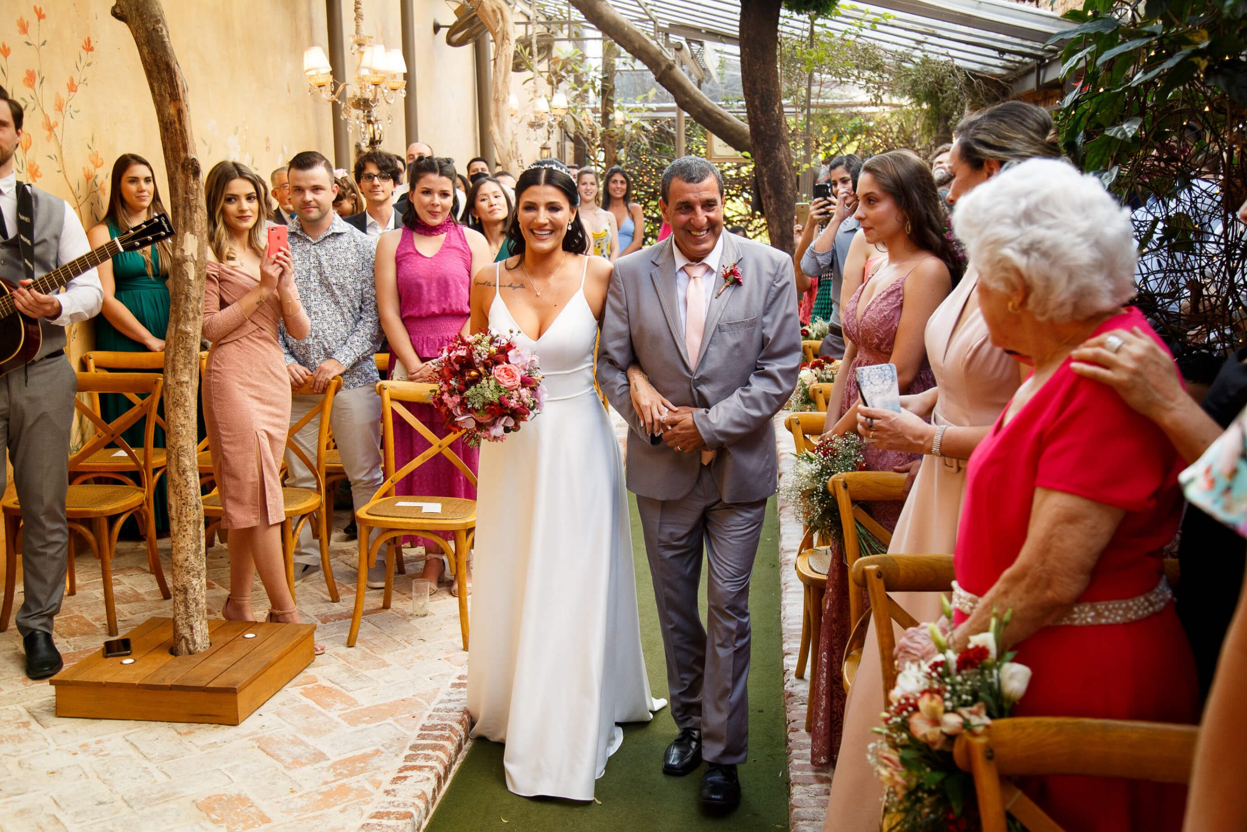 Casamento leve e emocionante com aura rústica romântica