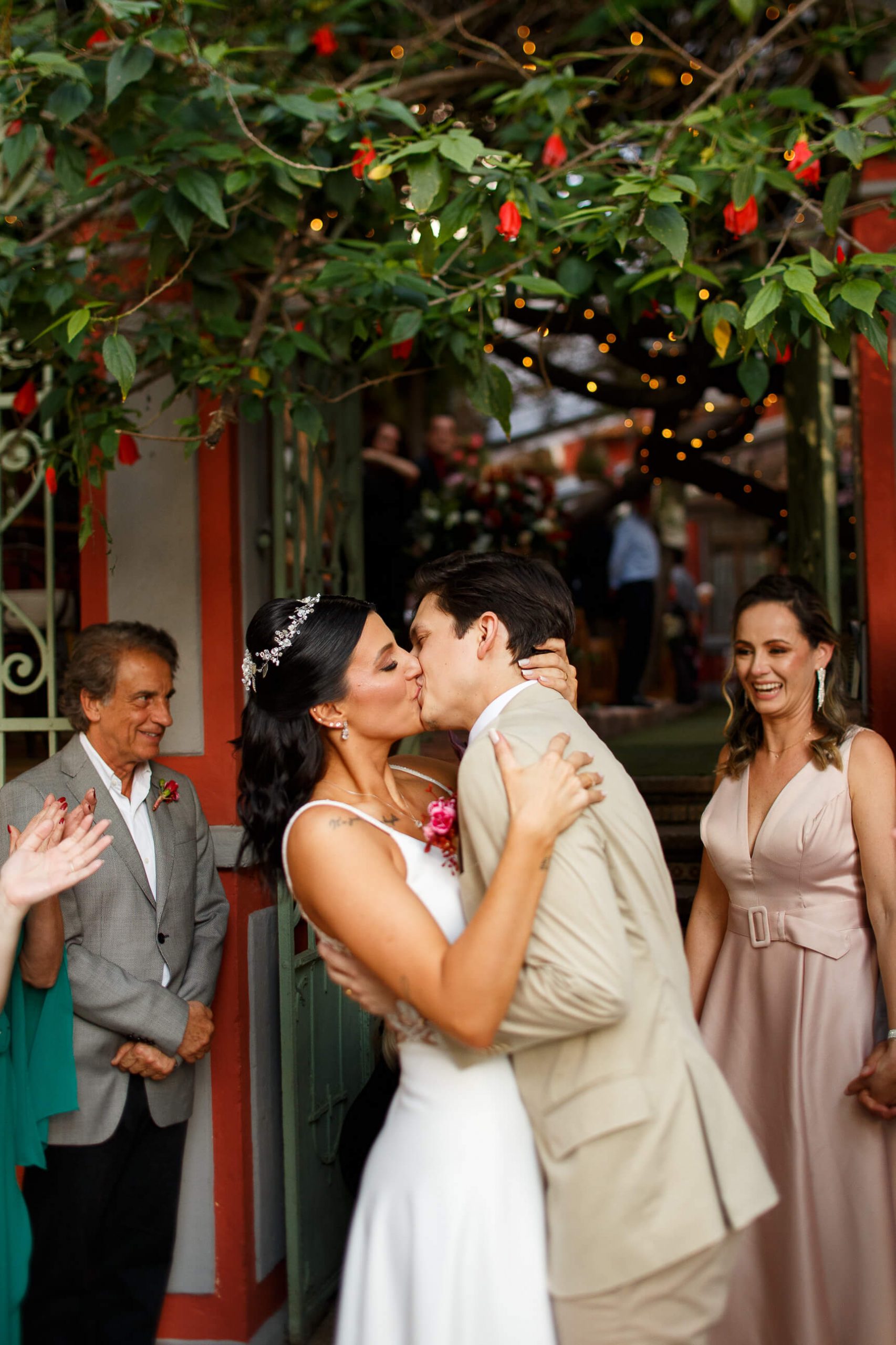 Casamento leve e emocionante com aura rústica romântica