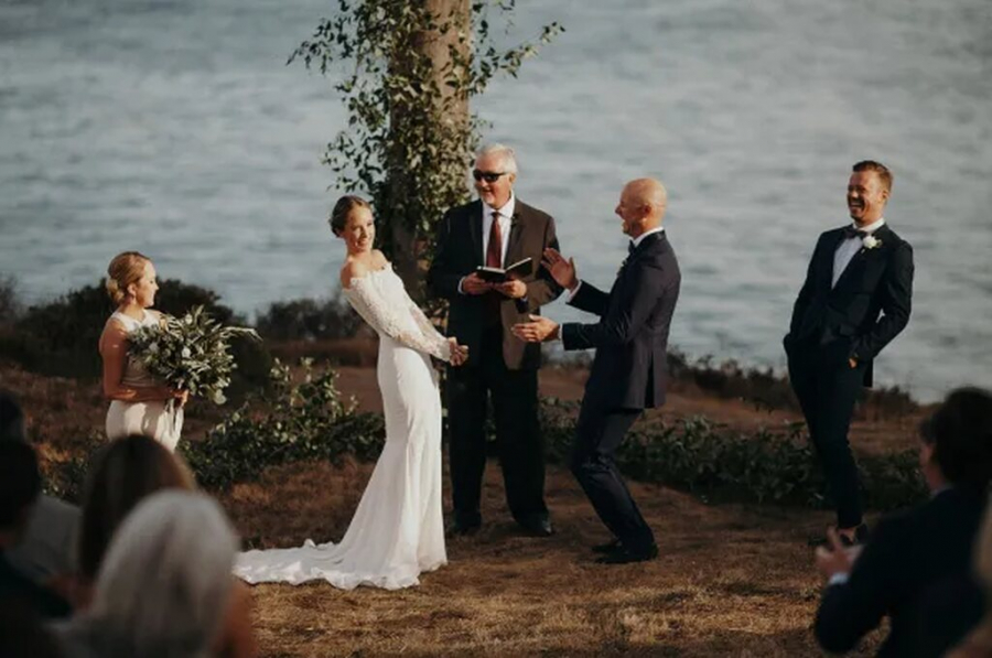 celebrante de casamento em cerimônia com vista para o mar
