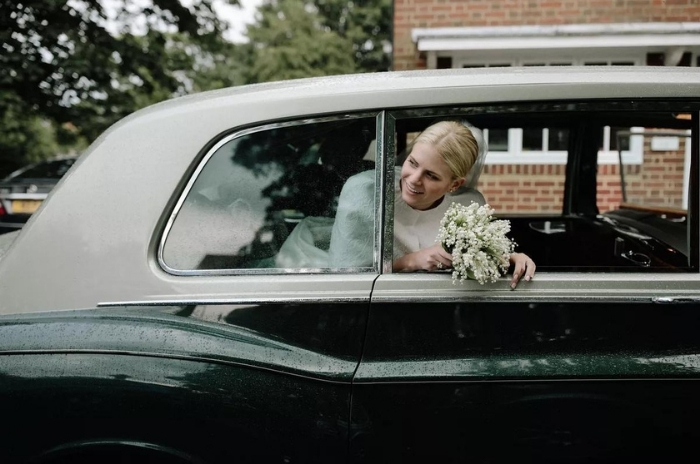 noiva em carro antigo em casamento vintage