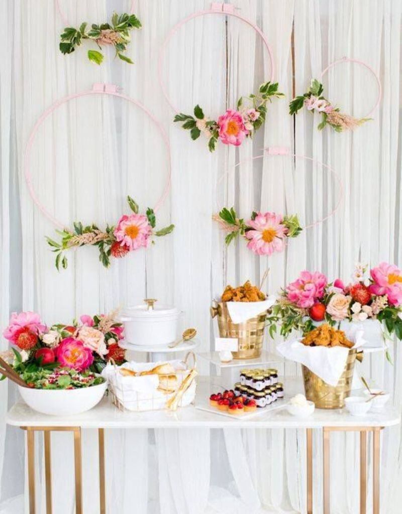 mesa decorada com bastidores e flores para chá de casa nova