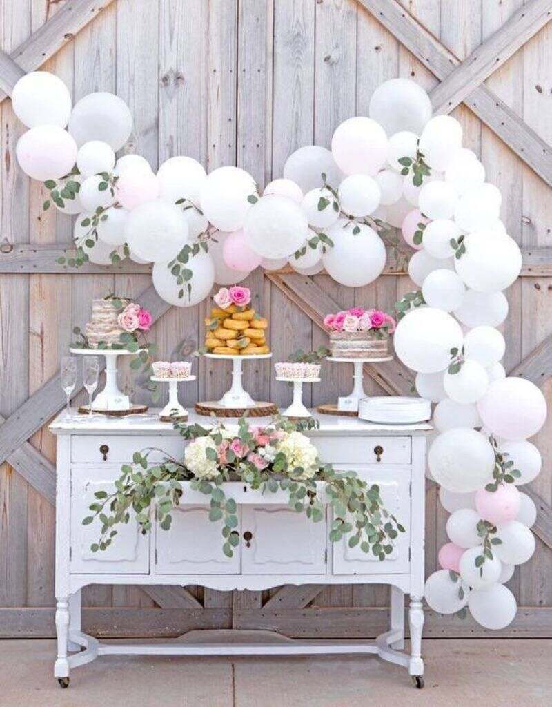 mesa decorada com balões para chá de casa nova
