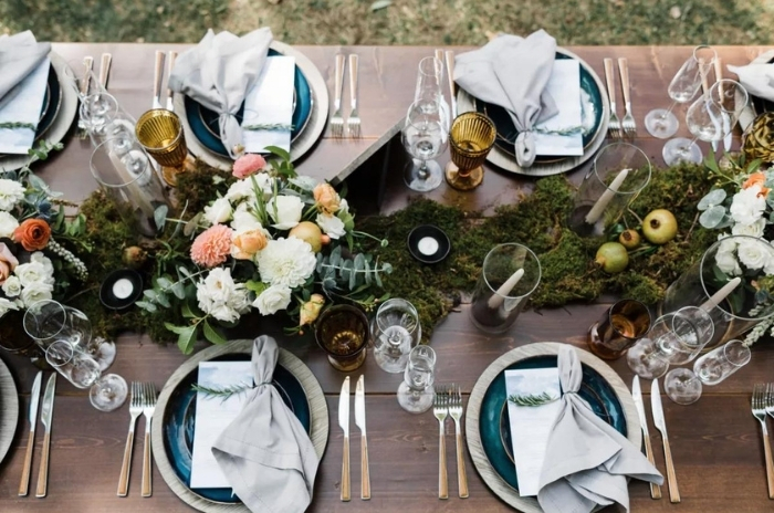 mesa decorada para casamento vintage com folhas no centro da mesa