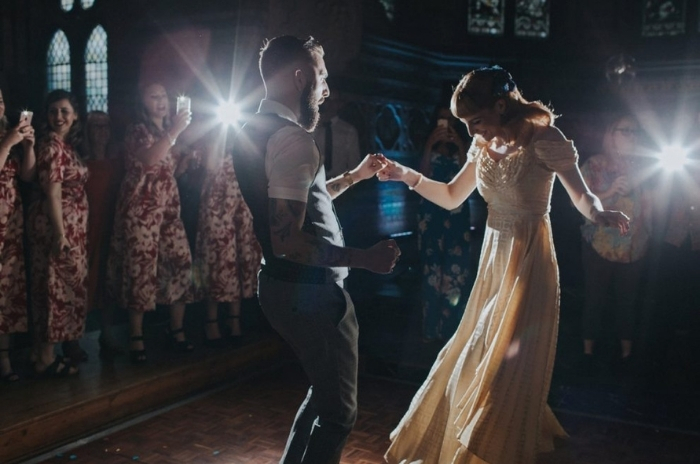 noivos dançando em casamento vintage