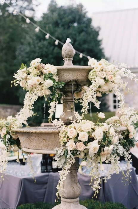 fonte com flores em decoração de casamento vintage