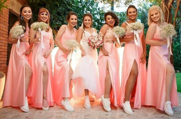 noiva e madrinhas de tênis all star branco e vestido rosa