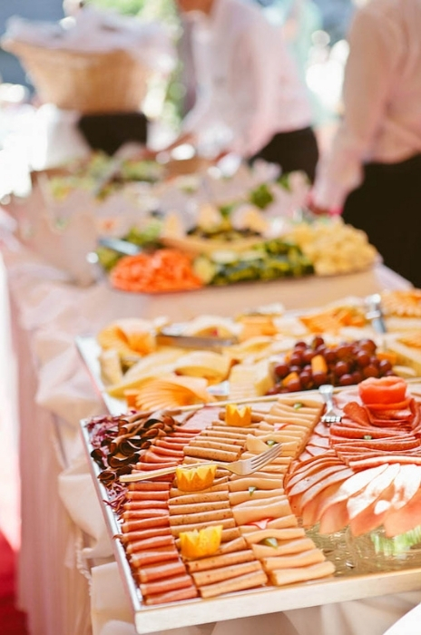 mesa com queijos e embutidos para servir em buffet de casamento