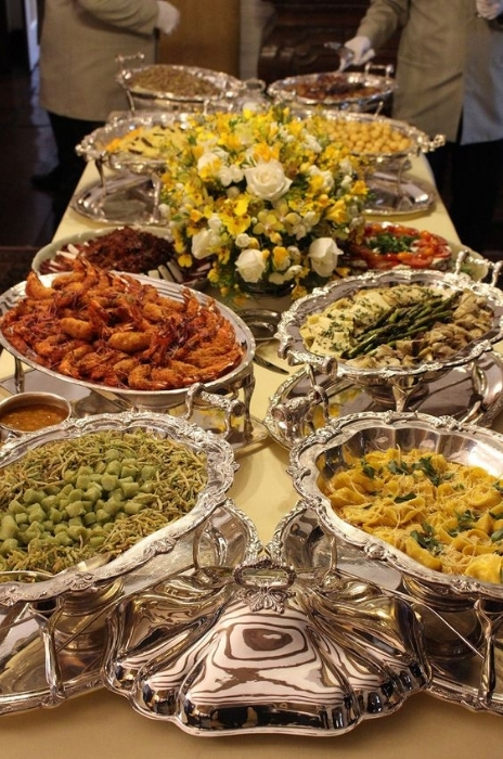 mesa com recipientes em prata para servir buffet de casamento