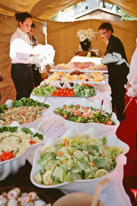 mesa de saladas para servir em buffet de casamento