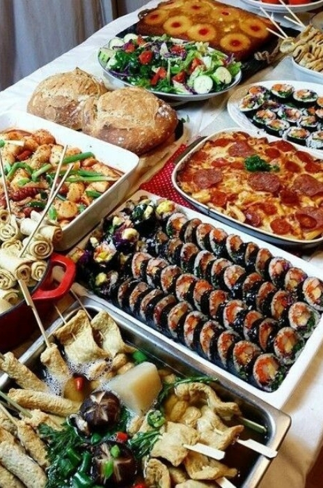 mesa de buffet de casamento com diversos tipos de comida