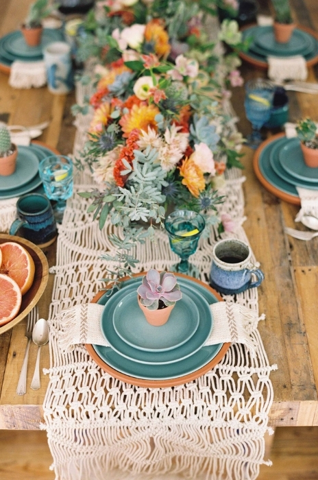 mesa de casamento terracota com detalhes em azul