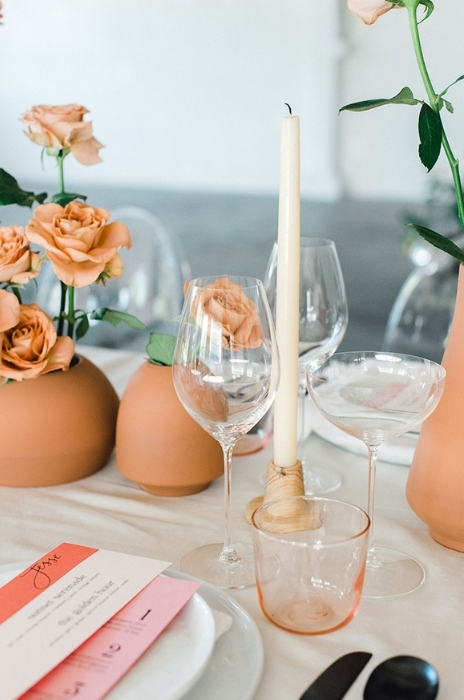 mesa de casamento com vasos de cerâmica em terracota