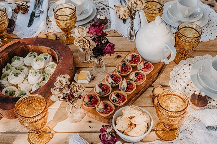 mesa com aperitivos servidos em buffet de casamento