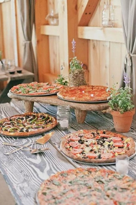 mesa de pizzas para servir em buffet de casamento