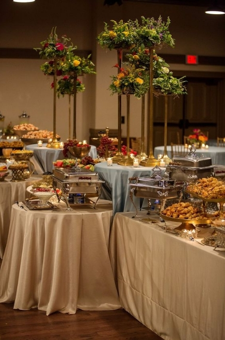 mesa elegante para servir em buffet de casamento