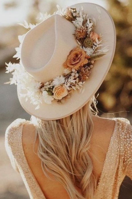 noiva com chapéu com flores