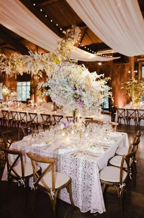 mesa decorada para casamento vintage com arranjo de flores