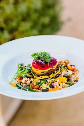 capa post: prato colorido já montado para servir em buffet de casamento