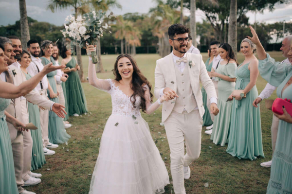 capa post: saida dos noivos em casamento ao ar livre