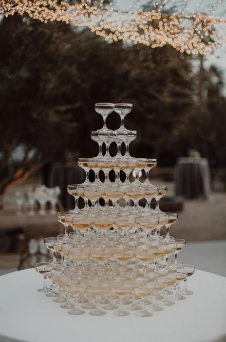 torre de champagne em casamento vintage