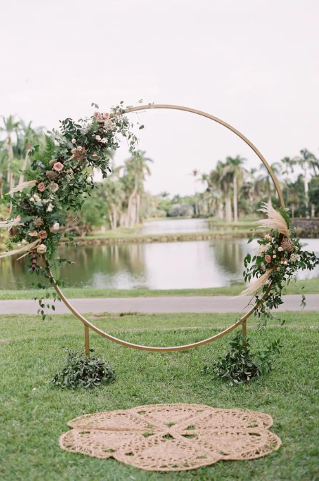 arco circular com flores para cerimônia de casamento minimalista